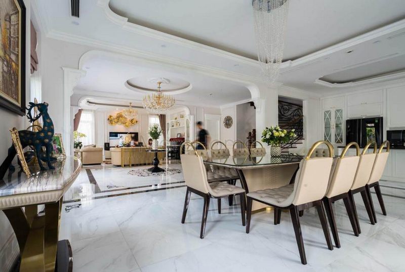 Bàn ghế ăn tân cổ điển được đặt ngay trung tâm phòng ăn biệt thự