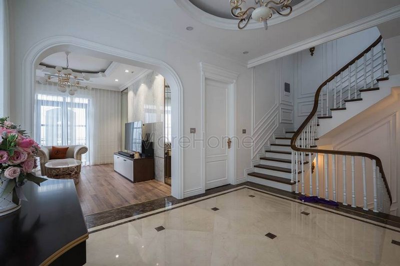 Phong cách nội thất tân cổ điển là tôn chỉ thiết kế biệt thự này, không gian phụ được thi công phào chỉ chạy tường và nghệ thuật trang trí tường nhà ấn tượng